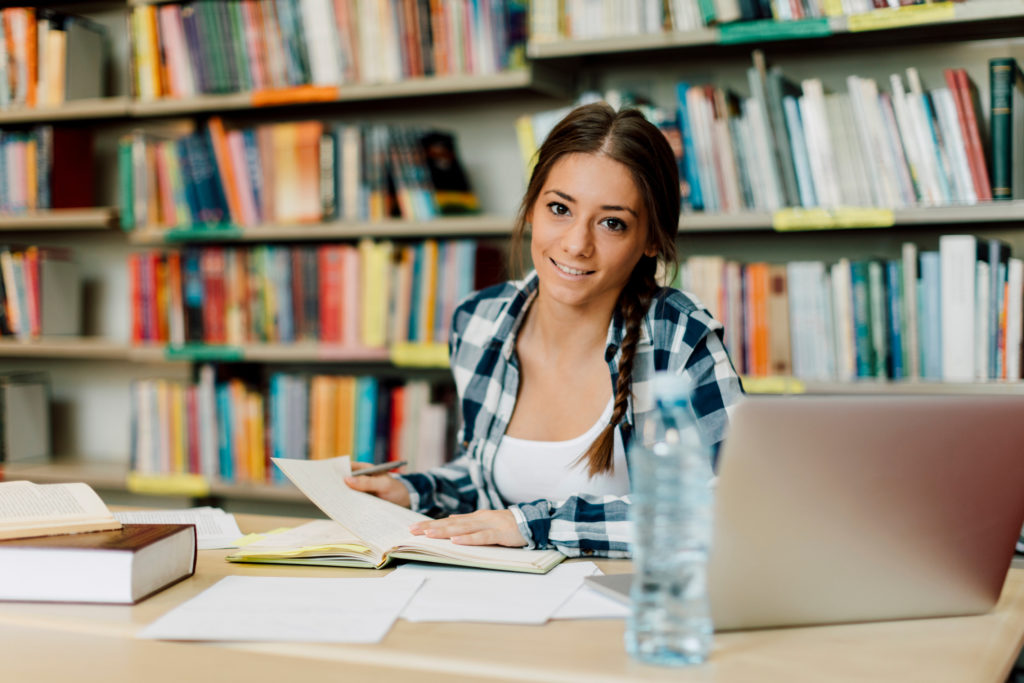 Studiekompetanse - Kvinnelig student på bibliotek